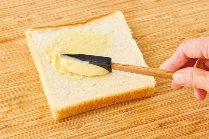 パンにマヨネーズを塗る
