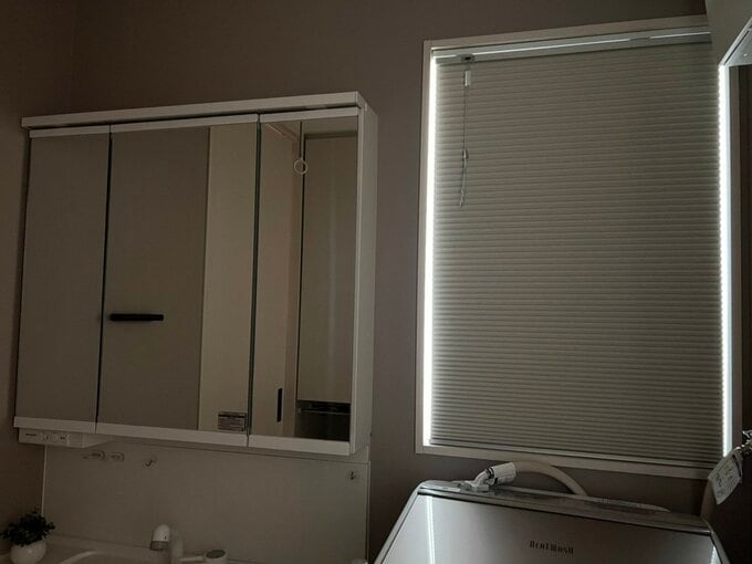 洗面所の窓に取りつけたハニカムシェード、昼間の様子