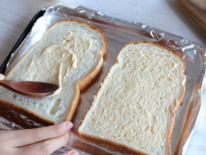 食パンにマヨネーズを塗る
