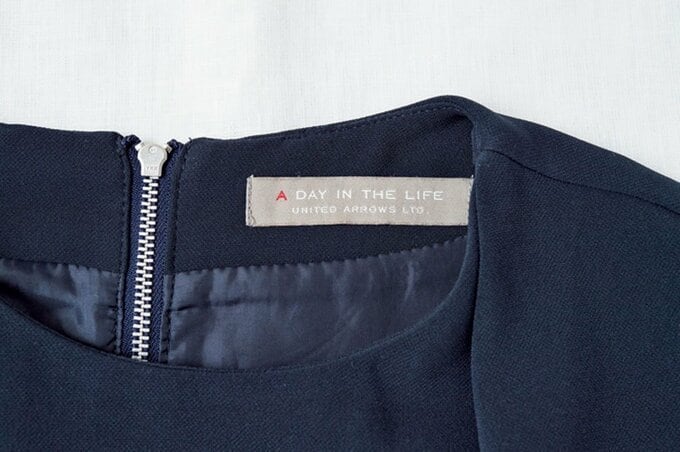 洋服のタグがはっきりわかるように撮影した画像