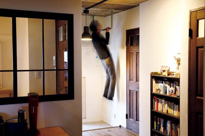 玄関ホールに設置したコートハンガーは懸垂もできる仕様に