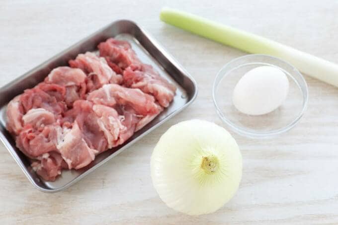 豚こま、ネギ、タマネギ、卵