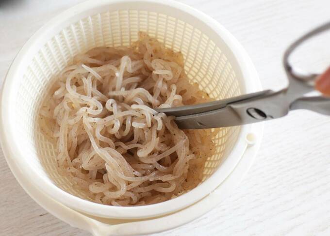 しらたきをキッチンバサミで切る