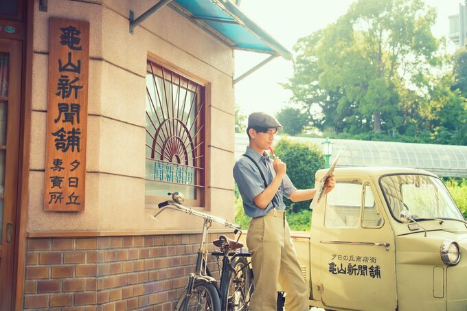 ポーズをとる男性