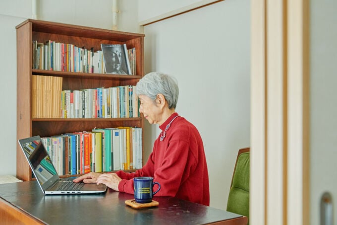 パソコンを打つ女性