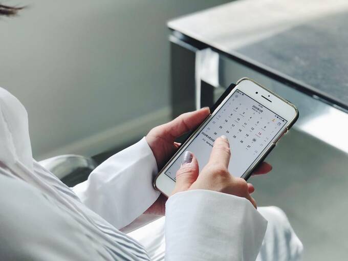 スマホを操作する女性