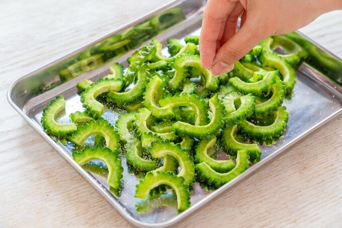 ゴーヤーに塩をまぶす