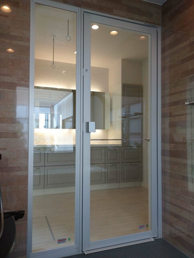 浴室から洗面室を見る