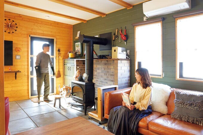 薪ストーブと夫妻