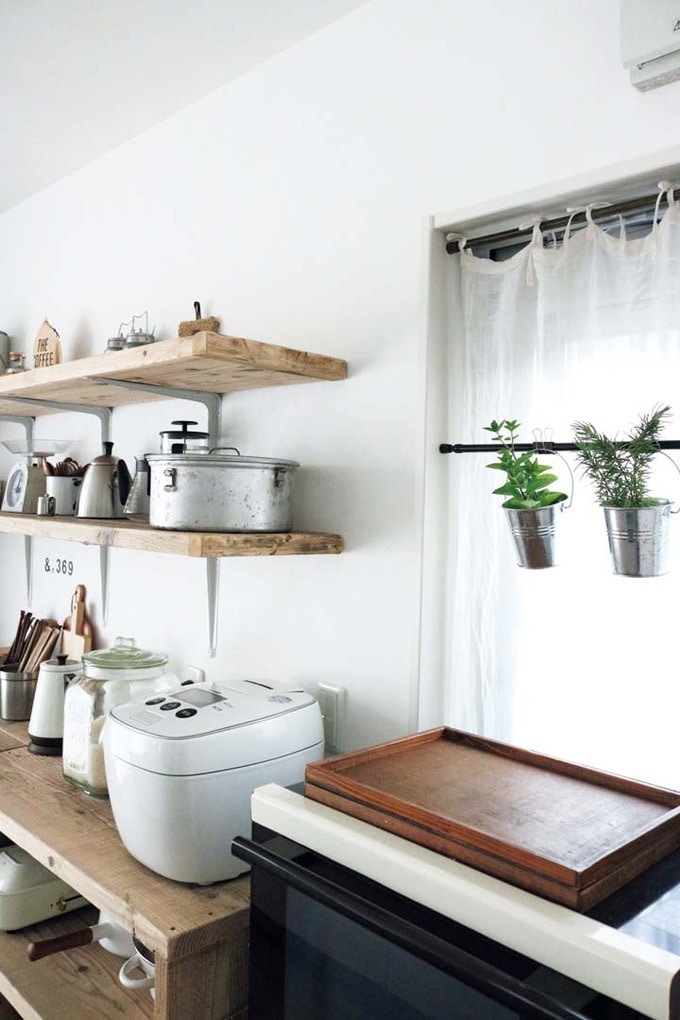 キッチンの窓辺でハーブを育てる