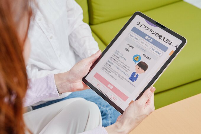 タブレットを見る女性