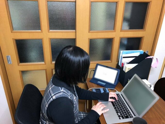 パソコンとタブレットと女性