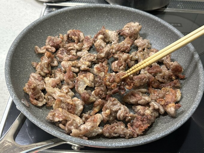 カリカリ豚こまのやみつきニラだれまみれ