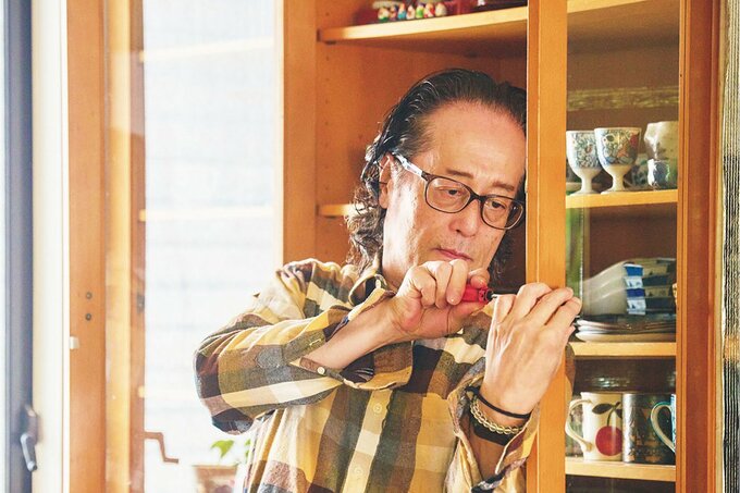食器棚を修理する男性