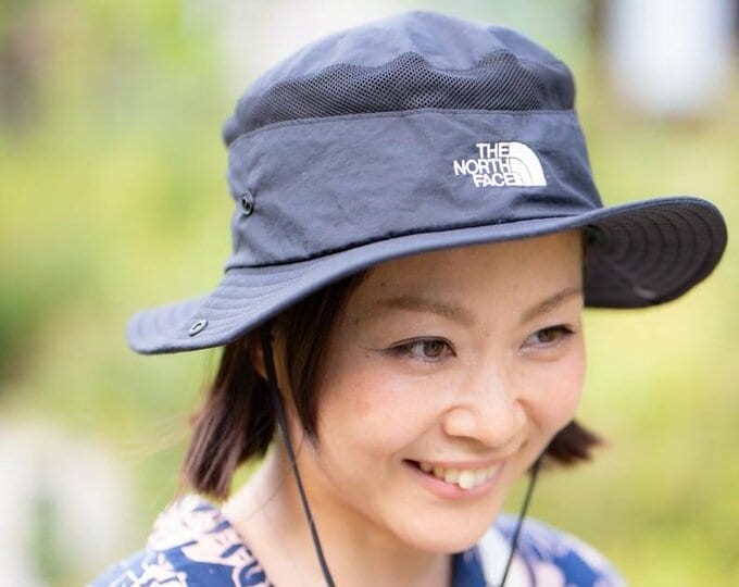 ロゴ入りハットと服の色をリンクさせて大人っぽく