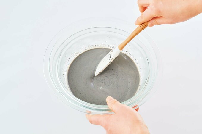 ボウルを冷やしながらかき混ぜる