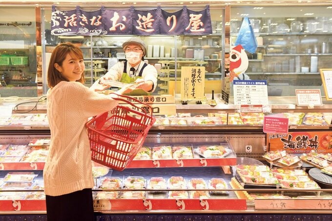 魚コーナーに女性