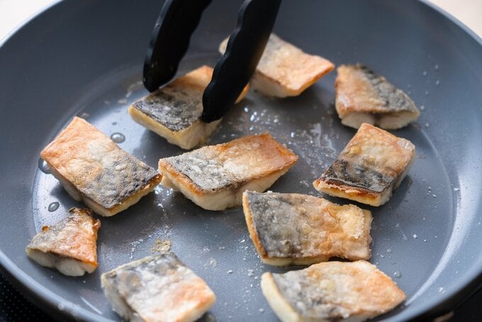 サバを皮目から焼く