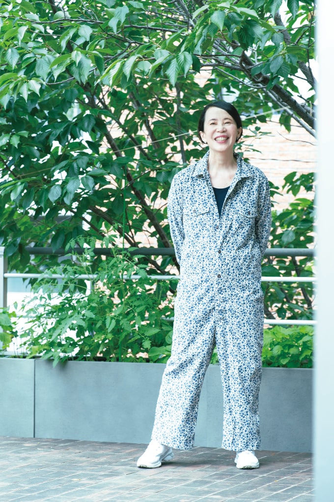 白地に青いオールインワンを着て立っている引田さん