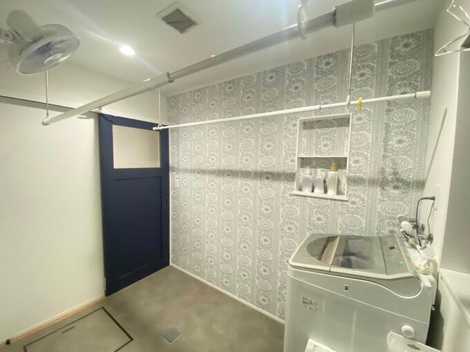 お気に入りの壁紙を採用したランドリールーム