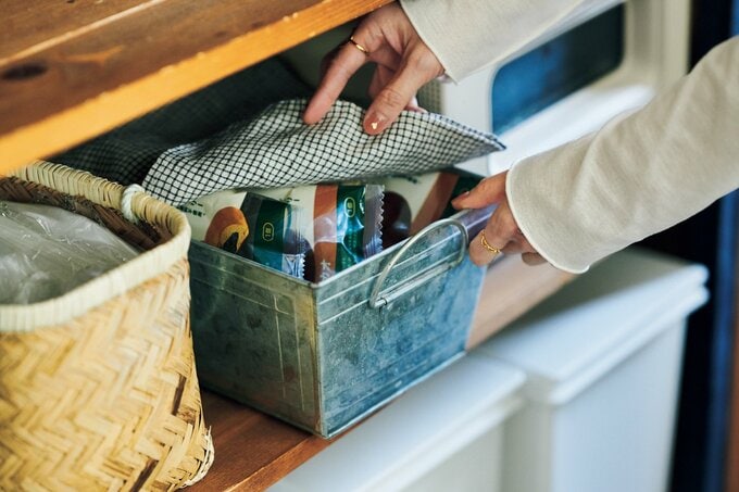 ボックスに入った食品にクロスをかけている様子