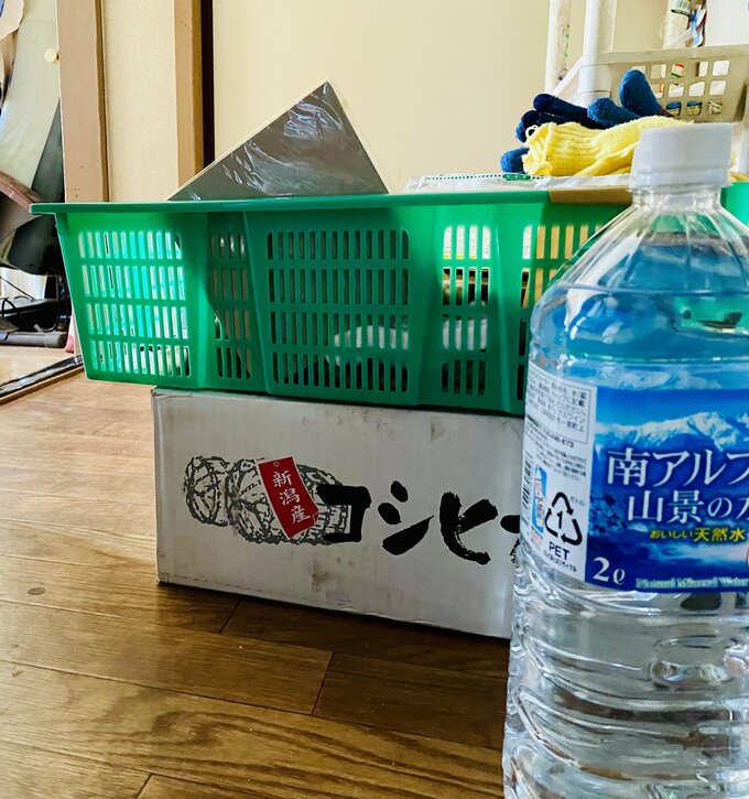 廊下に置かれた段ボール