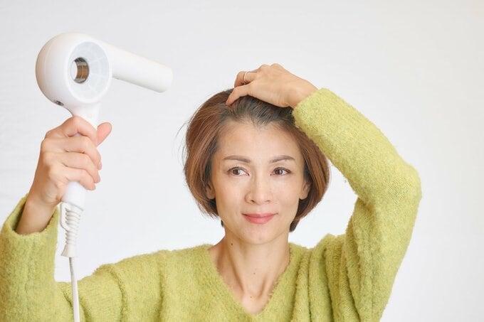 髪を乾かす女性