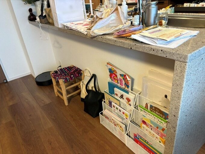 ものが散乱しているキッチンカウンター