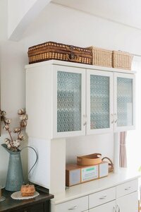 家族がよく使うものを仕切りつきカゴにまとめて収納