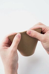 中身を入れ、つぶすようにして口を合わせる