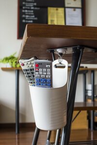 テーブルをすぐふけるようにリモコンはつり下げておく