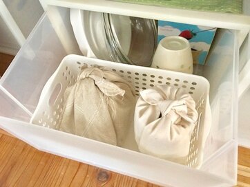 来客用のカップなど、重ねると不安定なものは「包む収納」が便利！