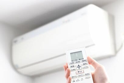 夏のエアコン代・節約ワザ4つ。「寒いときは1度上げる」が正解