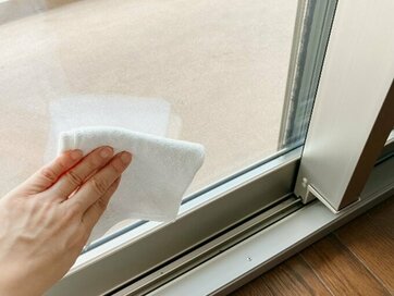 この時季やっておきたい「窓掃除」。100均グッズを使って簡単ピカピカに