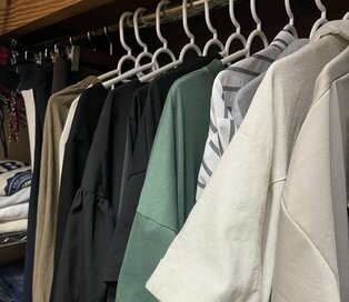 突然やってきた更年期の症状。上手に向き合うために「服装」を見直した