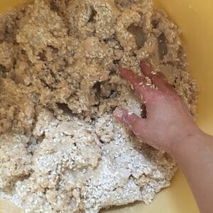 たたきつけるようにして押し込みながら入れて