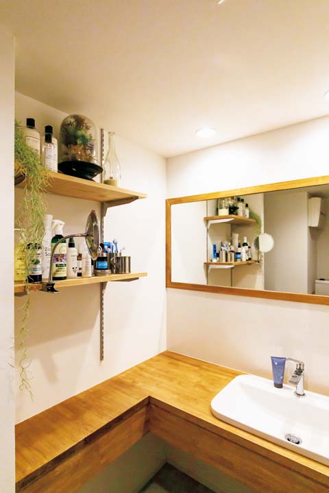 L字型に造作した洗面カウンター