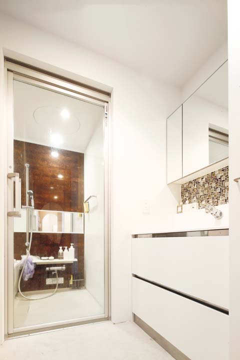 白で統一した清潔感あふれる洗面室