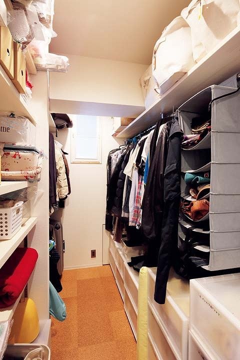 家族5人分の洋服を収納できるウォークインクロゼット