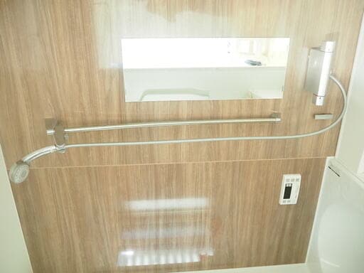 LIXILの明るい浴室