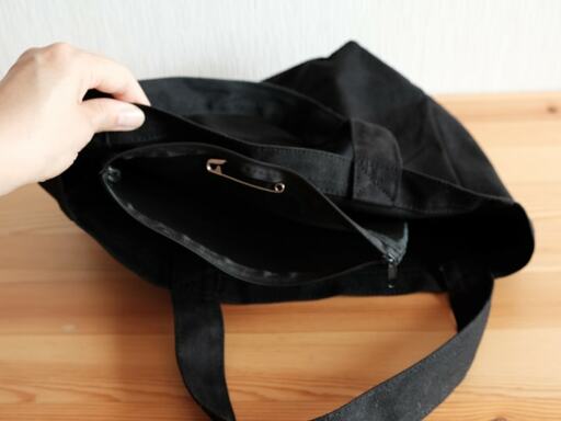 安全ピンでインナーポケットをつけたトートバッグ