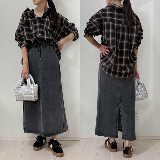 スカートにチェックシャツを合わせる