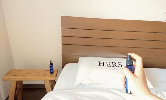 寝室でスプレーを2プッシュ