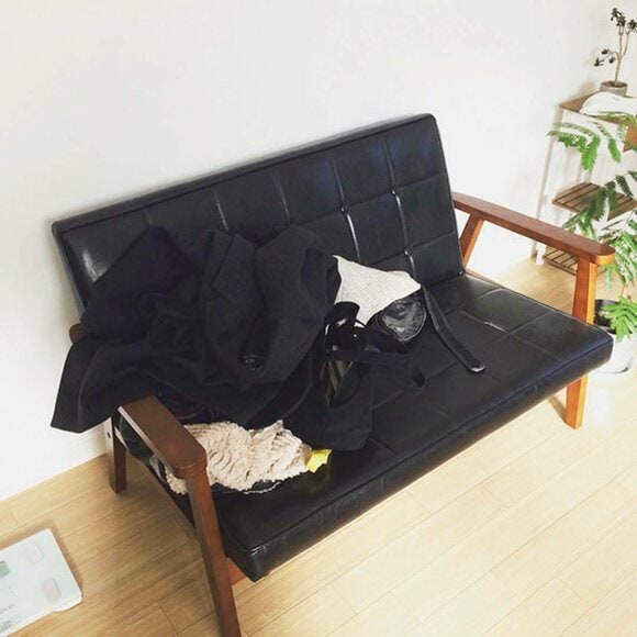 ソファに洗濯物を置いている様子