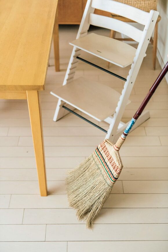 ダイニングを掃除する様子