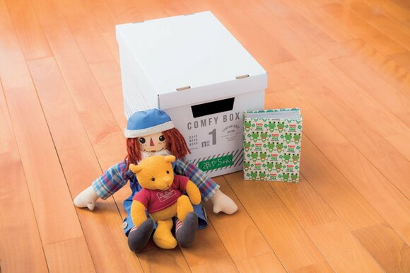 人形と段ボール箱