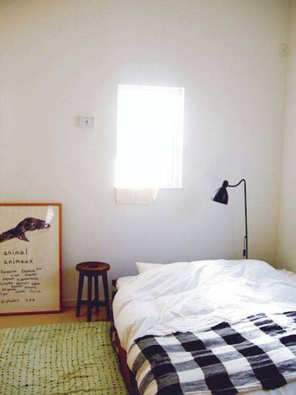 ポスターやイスなどがあるベッドルーム