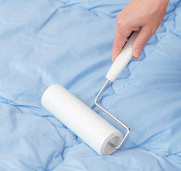 お布団に粘着ローラー