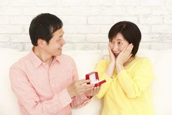 熟年結婚・再婚のリアル。歌手とファンの還暦婚、ヘルパー婚 
