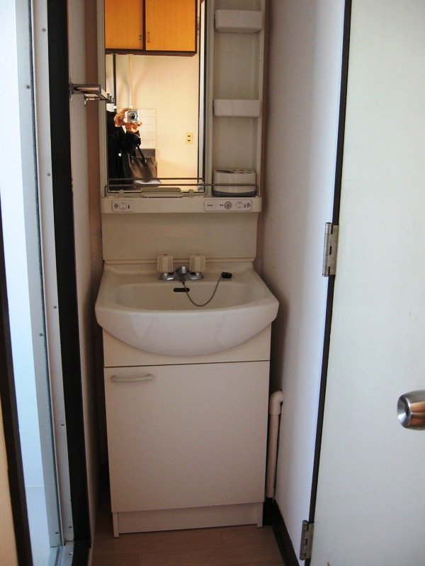 管理するマンションのリフォーム前の洗面